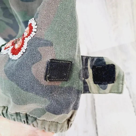 VTG Y2K Guess Camo Cargo Capri Pants Womens Sz 29 Embroidered Flowers Military - Picture 13 of 16